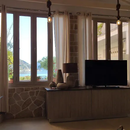 Waterside Apartment *